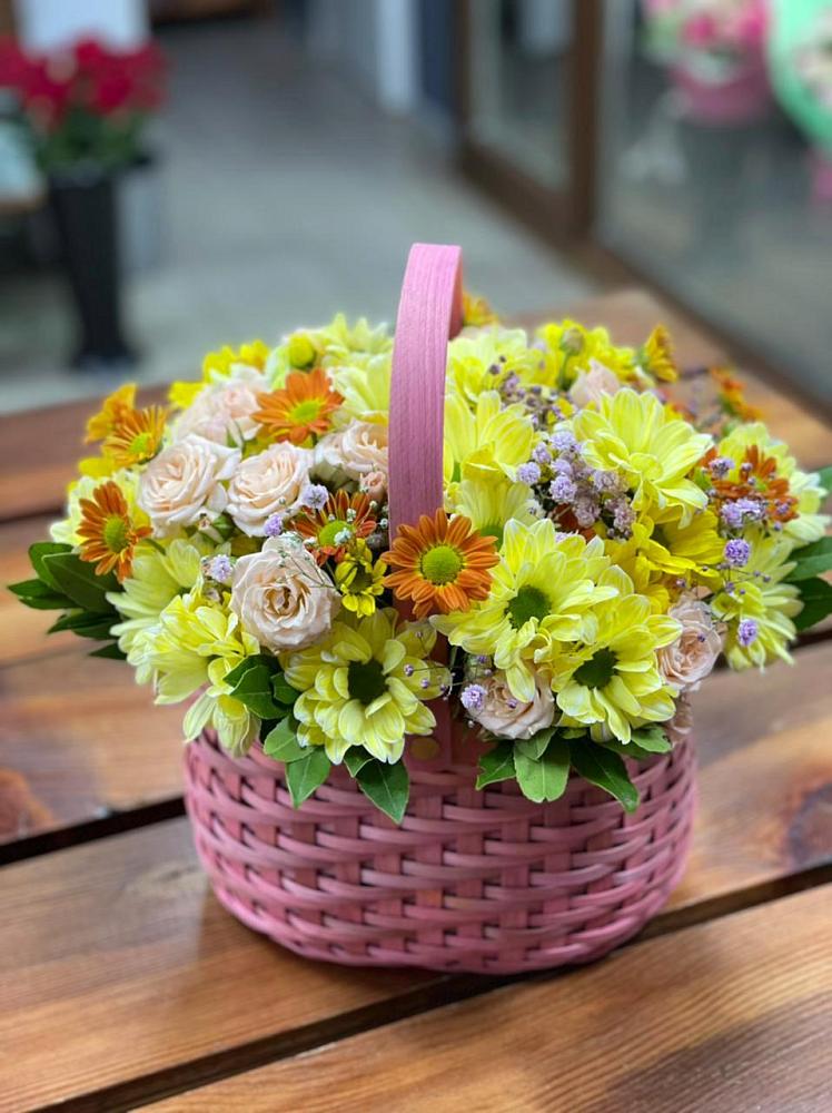 Цветочная композиция из Хризантемы и Розы в корзине в Терновке