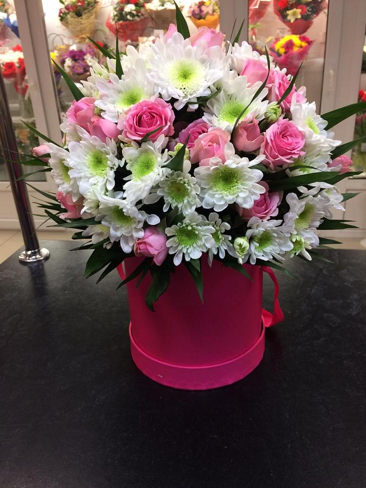 Цветочная композиция из Розы и Хризантемы в шляпной коробке в Терновке