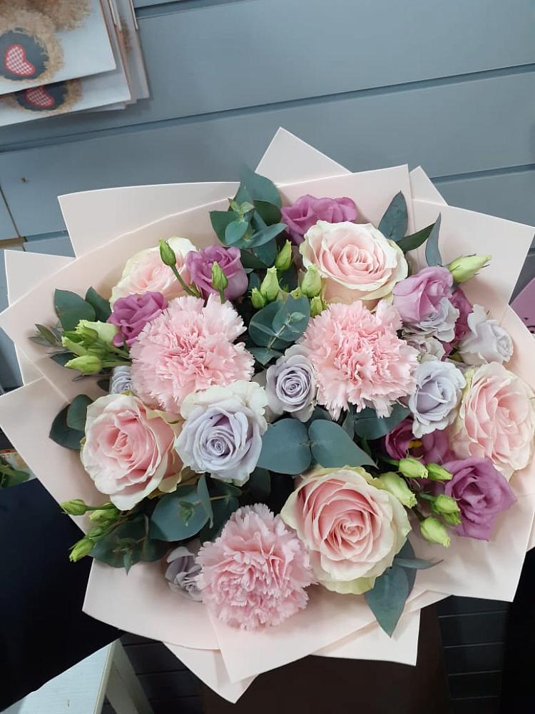 Букет цветов из: Розы, Гвоздики и Лизиантусы в Терновке